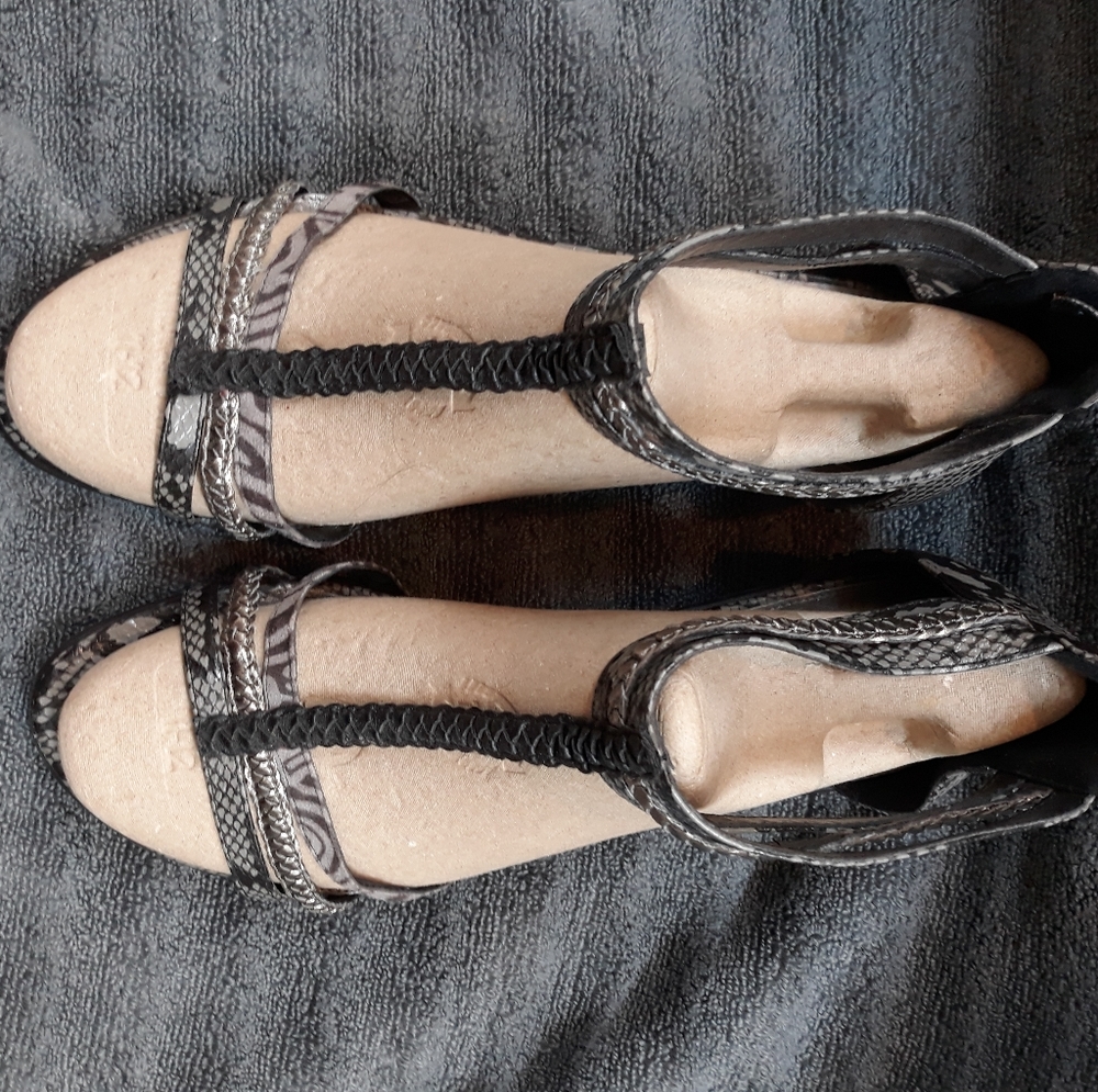 Womens size 11W animal print sandals